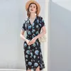 Sukienki swobodne v szyja czarny niebieski szyfonowy jedwabny kwiatowy sukienka maxi kobiety 2024 Lato długa praca plaż