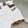 Nya Kids Tracksuits Circular Letter T-shirt Set Baby Clothes Storlek 120-170 cm Designer Kort ärm Polo-skjorta och Khaki Shorts 24mar