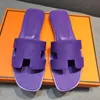 2024 Poolkudde Mules Designers Sandaler Sunset Flat Comfort Mules Padded Front Strap Slippers Fashionable Style Slides Storlek 3545 Men Women Shoes