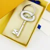 Mannen Vrouwen Elegante Klassieke Gouden Letters Sleutel Gesp Auto Sleutelhanger Handgemaakte Rvs Merk Designer Tas Hanger Sleutelring Sieraden Mode accessoires Geschenken