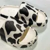 Pantofole 2023 Cute Cow Milk Cloud Pantofole Scarpe estive da donna Fondo spesso Bagno di casa Infradito Ragazze Outdoor Beach Slides Sandali R230210