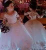 2020 Vintage Flower Girls Dresses Ivory Baby Spädbarn Toddler Dopkläder med långa ärmar Lace Tutu Ball Gowns Födelsedagsfest 3420834
