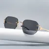 2024 Designer de luxe au large de concepteur de luxe Nouveaux lunettes de soleil pour hommes et femmes au large des lunettes spéciales de la mode carrée moderne