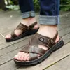 Sandalias 2024 Verano Masculino Chanclas al aire libre Hombres Transpirable Conciso Color Sólido Cuero PU