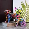 Objets décoratifs Figurines Impression par transfert d'eau Chihuahua Chien Statue décorative Résine colorée Artisanat Motif Animaux Chihuahua Splash Color Art Statue T24