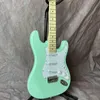 Anpassad ST Electric Guitar Green 6 String 22 Frets Maple Fingerboard Fast Ship