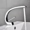Grifos de lavabo de baño Grifo de lavabo Grifo mezclador moderno Lavado en blanco/negro Manija única y cascada fría