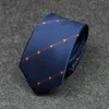 Neckbanden Designer Ersättning av djupblå randigt bi -mönster med en bredd av 7 cm mäns slips yi6m