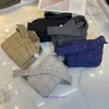 Bottgss otwory otwory wentylacyjne projektant kasetowych torby dla kobiet w sklepie internetowym w dół poduszki torba koreańska wersja 2023 Autumnwinter Nowa swobodna gąbka z prawdziwym logo