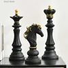Estatuetas de objetos decorativos NORTEUINS Peças de xadrez de resina Acessórios de jogos de tabuleiro Decoração estética retrô para decoração de casa Escultura de xadrez T2