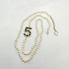 2023 Collier pendentif à longue chaîne de charme de qualité de luxe avec perles de coquillages naturelles et diamant scintillant en plaqué or 18 carats avec boîte stam332q