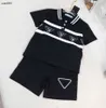 Popular Baby Tracksuits T-shirt Conjunto de camisetas infantis roupas de grife de designer 90-150 cm conjunto de duas peças de duas peças de camisa pólo geométrica e shorts de renda 24mar