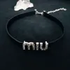 Designer Miumiu Necklace Miaos Mis Ny svart krage med en högkänslig halsband Ljus lyx och extraordinär benkedja Kedjor Diamond Neckchain och Neckban