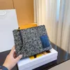 Borsa a mano di design per uomo e donna Borsa a mano con toppa in pelle di mucca goffrata in tela stampata alla moda Borsa a mano di lusso retrò con cerniera popolare Portafoglio di alta qualità