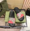 Diseñador Clásico Hombres Zapatillas para mujer Carta Flores Impresión Flip Flops Parejas Verano Sandalia al aire libre Lujo Retro Baño Zapatilla Zapatos de playa Sandalias de goma