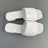 2024 Sandálias de grife Miui Luxo Claquette Luxe Sandles Couro Sandale Preto Branco Salto Baixo Mulheres Senhoras Moda Verão Sapatos Slides Chinelos Frete Grátis