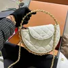 24C Pochette da donna a mezzaluna con cerchio in pelle verniciata Nero Bianco GHW Borsa a tracolla con tracolla da sera Borse da sera Porta carte Portamonete Borsa da esterno di design 18 cm