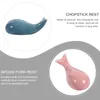 Servis uppsättningar 4 datorer Little Whale Chopstick Rest Scoop Shape Chopsticks Rest Holder Ceramics Table Top Decoon Spoon Fork Spoons Stativ