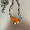 Colliers pendentifs Femmes Hommes Collier de luxe Designer Chaîne Bijoux de mode Noir Blanc P Triangle Pendentif Design Party Argent Hommes Colliers Jewell283D L240309