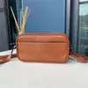 Axelväskor Ny nischdesignväska avancerad la Baneto-band Pochette crossbody väskor läder messenger kamera väska män kvinnor axelväskor designer handväska jacqum