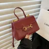 Magasin en ligne Sac à main Promotion de liquidation 2024 Nouveau printemps Mode Simple Femmes Épaule Petit Dign Cheval Titre Bouton Sac à bandoulière