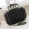 Totalmente nuevo bolso de calavera vintage Anillos de nudillos de calavera negra Bolso de mano Bolso de noche La cadena de hombro inclinada bag269V