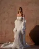 Abiti da sposa a sirena firmati con spalle scoperte Maniche lunghe Abiti da sposa in piume Sweep Train Applicazioni in pizzo Abito da sposa senza schienale Realizzato su misura YD