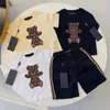 Set di abbigliamento per bambini Bambini Designer orso Magliette Ragazzi Pantaloncini Vestiti per ragazze Estate Lusso paura Tuta Bambini Gioventù Abiti Corti Sleevzw0V #