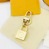 Mannen Vrouwen Elegante Klassieke Gouden Letters Sleutel Gesp Auto Sleutelhanger Handgemaakte Rvs Merk Designer Tas Hanger Sleutelring Sieraden Mode accessoires Geschenken