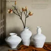 VASES ZEN CERAMIC VASEリビングルームティールーム勉強フラワーサビの風の手作りヴィンテージラフ陶器B B ORNAMEN L240309