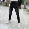 2024 primavera/verão europeu masculino impresso preto quente diamante jeans na moda fino ajuste elástico pequenos pés calças compridas