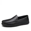 Scarpe casual Mocassini da uomo in pelle di mucca cuciti a mano Comodi slip-on da guida Mocassini con fondo morbido Comodo gentiluomo in barca