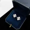 Van Four Leaf Clover Earrings Cleef S925 Sterling Silver Love Clover Designer Studörhängen för kvinnor Luxury Brand Cute Flower ol Engagement Elegant Charm Ear Rings E