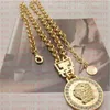 Collana stilista Collana con lettera V Ciondolo Banshee Testa di Medusa placcata oro 18 carati da donna VE6329l