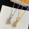 2023 Collier de luxe Designer Femme Couple en acier inoxydable Lapin V Gold Sliver Chaîne Pendentif Bijoux Cou Cadeaux Accessoires No B236d