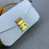 Lyxväska designer crossbody väska handväska lousis vouton väskor för kvinnor axel crossbody klaff väska gjord av fel läder fashionabla trendiga kedja liten mailman väska