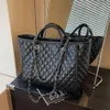 Shoppen Sie Fabrik Großhandel Lingge Damen Tasche 2024 Neue große Kapazität Kette Mode Vielseitige Handheld One Shoulder Tote