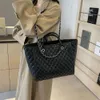 Shoppen Sie Fabrik Großhandel Lingge Damen Tasche 2024 Neue große Kapazität Kette Mode Vielseitige Handheld One Shoulder Tote