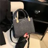 Salida de la tienda Diseño de nicho Bolso popular con patrón de cocodrilo 2024 Nuevo bolso para mujer Bandolera de un solo hombro a la moda y versátil para mujer