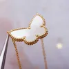 Collar en V, collar de mariposa para mujer, cadena de hueso con cierre de oro en V, versión alta, colgante de Fritillaria japonesa y coreana, diseño único