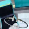 Desginer Desginer Tiffaney Luxury Tiffanyco 999 Pure Silver Tfamily Elastic Open Armband för kvinnor CNC Högkvalitativ 18K dubbel T Half Diamond Fritillaria Armband