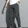 Calças masculinas ginásio treino sweatpants solto elástico feito especificamente para pista ativa jogging convenientemente projetado com bolsos