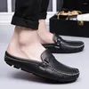 Scarpe casual 2024 Uomini di marca Estate Piatto Uomo Nero Morbida pelle Slip-on Mezze pantofole Comodi mocassini da guida