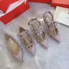 Designerka sukienka wysoka wersja v rodzinne sandały nitów dla kobiet wiosna/lato 2022 nowe buty ślubne na wysokim obcasie z dwoma pierścieniami wskazująca głowa seksowne szczupłe buty na pięcie