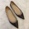 Robe de créateur Chaussures rivetées avec Source Standard Enfants 2022 Été Nouveau V Famille Chaussures plates peu profondes pointues à semelles souples Liuding Chaussures simples pour femmes