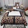 Zestawy pościeli designerskich List Wydrukowane Królowa Rozmiar kołdra arkusz łóżka z poduszkami moda luksusowy kołdrę 256Z