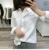 Blouses pour femmes Chemises en coton boutonnées pour femmes style décontracté poche avant blanc et hauts à simple boutonnage automne hiver 2024 design