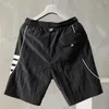 2024 shorts masculinos Marca de moda de verão Men Men Sports Casual Sports Fifth Pants Listras da Internet Quatro bares Praia de secagem rápida