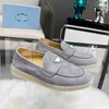 Mocasines de diseñador Zapatillas de deporte para hombre Zapatos con logo triangular para mujer Zapatilla de deporte de cuero Zapatillas de deporte blancas, negras y grises con caja 35-46