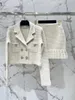 Arbetsklänningar 2024 Tidig vår White Plaid Pearl Patch Diamond Button Sticked Long Sleeved Jacket A-Line mini kjol Tvådelar